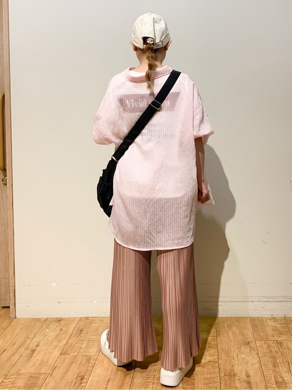 MEGさんの「SHOO･LA･RUE｜◆【洗える】楽してほっそり見え カットプリーツパンツ」を使ったコーディネート