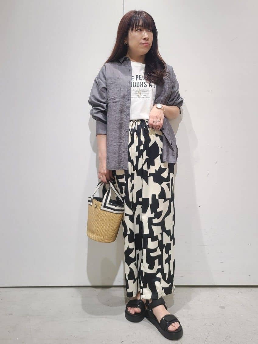 hmさんの「OPAQUE.CLIP｜◆《andGIRL掲載》麻混シアーダブルポケットシャツ【洗濯機洗い可】」を使ったコーディネート