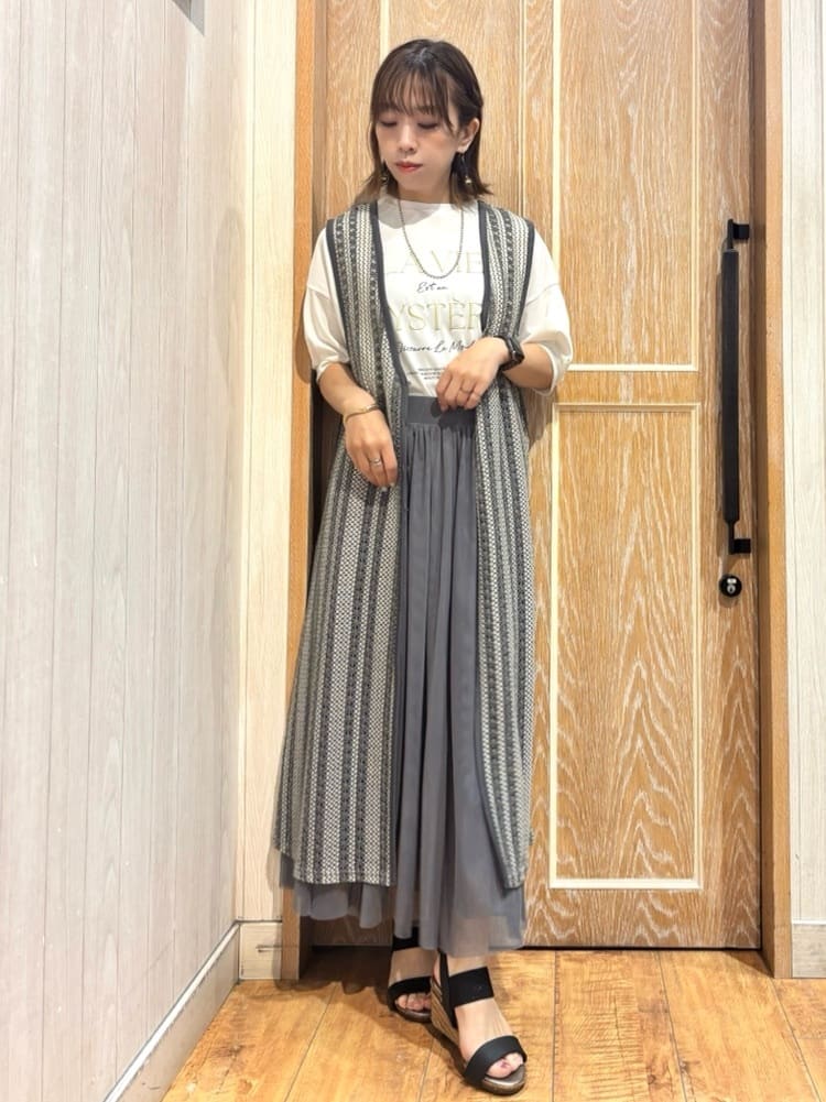 meiさんの「SHOO･LA･RUE｜【S-LL/ひんやり/UV】ぷっくりラメプリントロゴTシャツ」を使ったコーディネート
