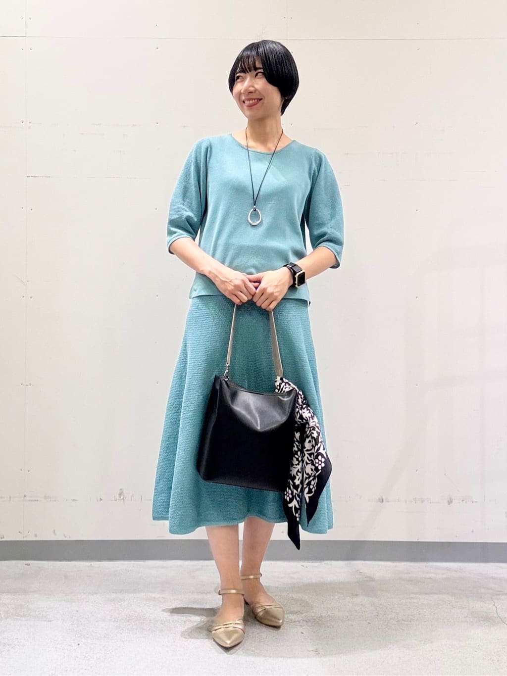 naoさんの「INDIVI｜【90cm四方】ボタニカル柄大判スカーフ」を使ったコーディネート