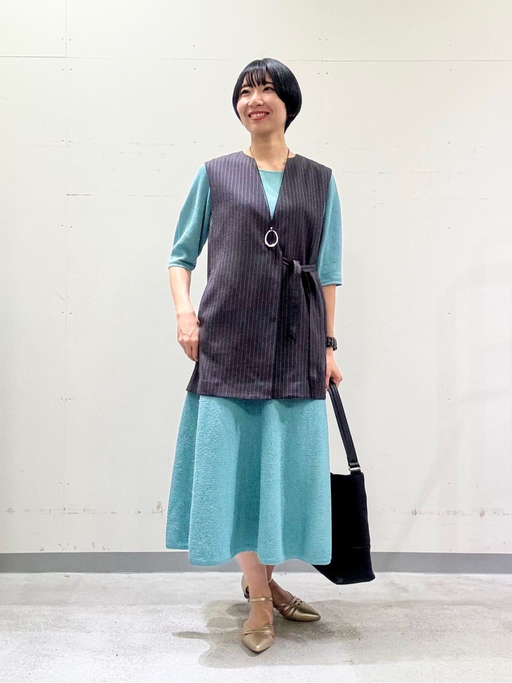 naoさんの「INDIVI｜【90cm四方】ボタニカル柄大判スカーフ」を使ったコーディネート