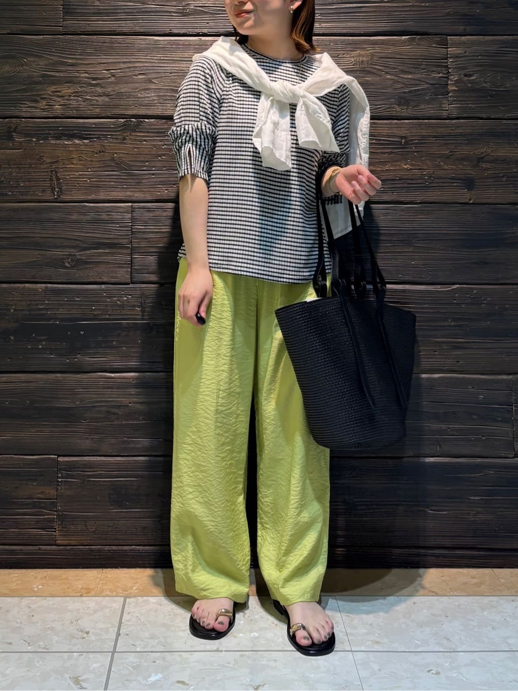 sakuさんの「INDIVI｜【洗える／UVケア／SETUP可能】ドロストワイドパンツ」を使ったコーディネート