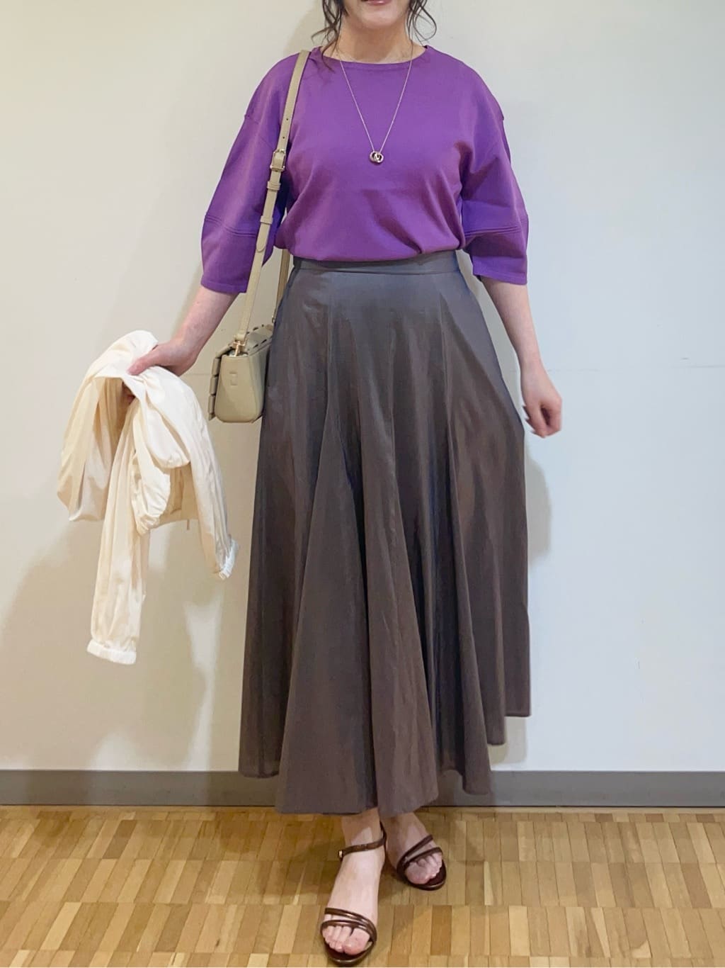 フナキさんの「UNTITLED｜◆【春の軽羽織り】ボリューム袖 ノーカラーブルゾン」を使ったコーディネート