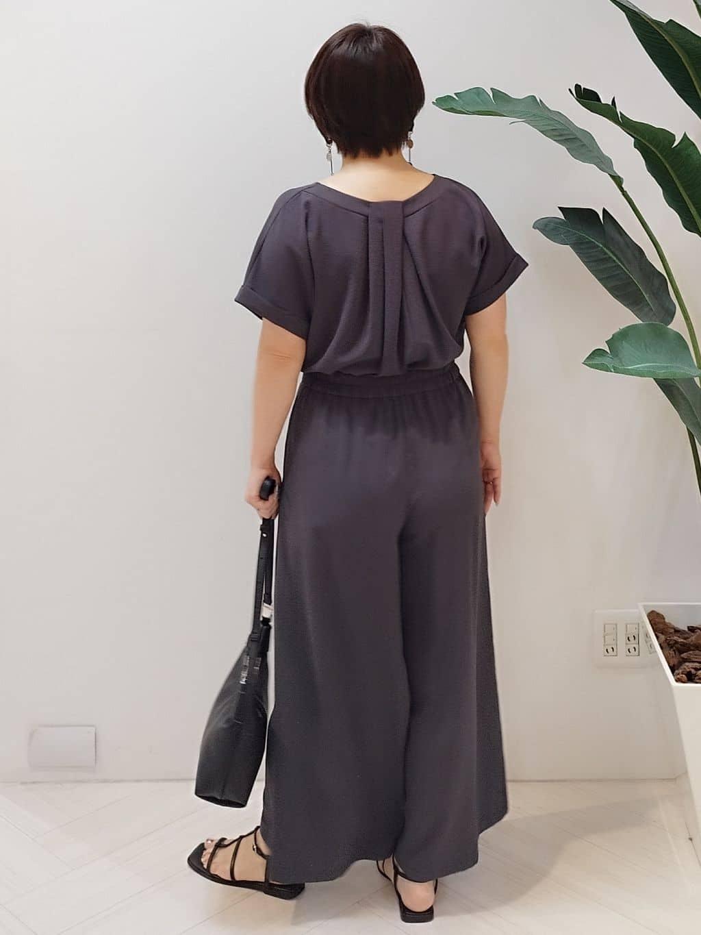s u g iさんの「UNTITLED｜【手洗い／88cm正方形】シアー素材チェーン柄スカーフ」を使ったコーディネート