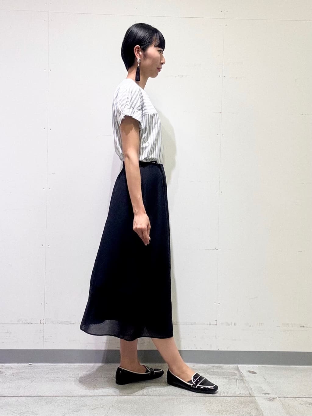 naoさんの「INDIVI｜【90cm四方】ボタニカル柄大判スカーフ」を使ったコーディネート
