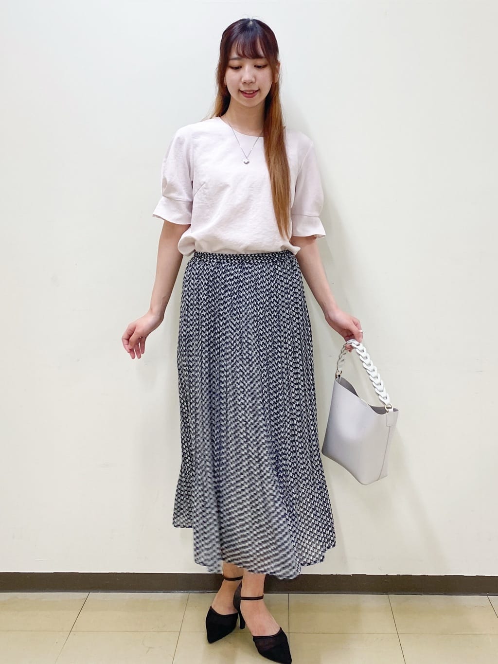 yurinaさんの「index｜《8色展開／XS-LLサイズ》タックパフスリーブブラウス【洗濯機洗い可／吸水速乾／防シワ／抗ピル】」を使ったコーディネート