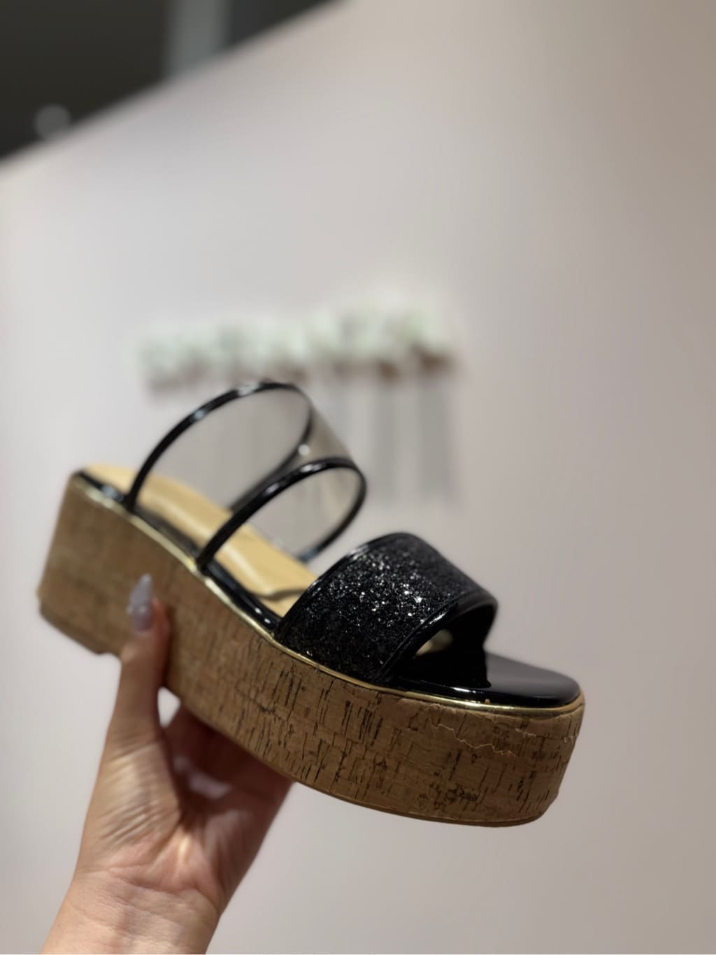 neinaさんの「ESPERANZA｜グリッター&times;クリアベルト 厚底コルクサンダル」を使ったコーディネート