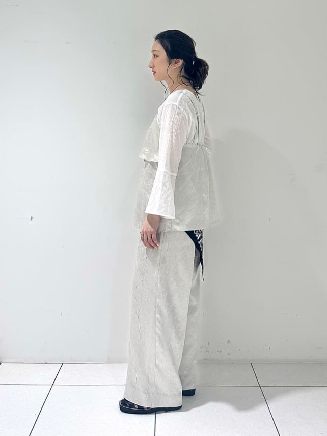 そんさんの「INDIVI｜【90cm四方】ボタニカル柄大判スカーフ」を使ったコーディネート