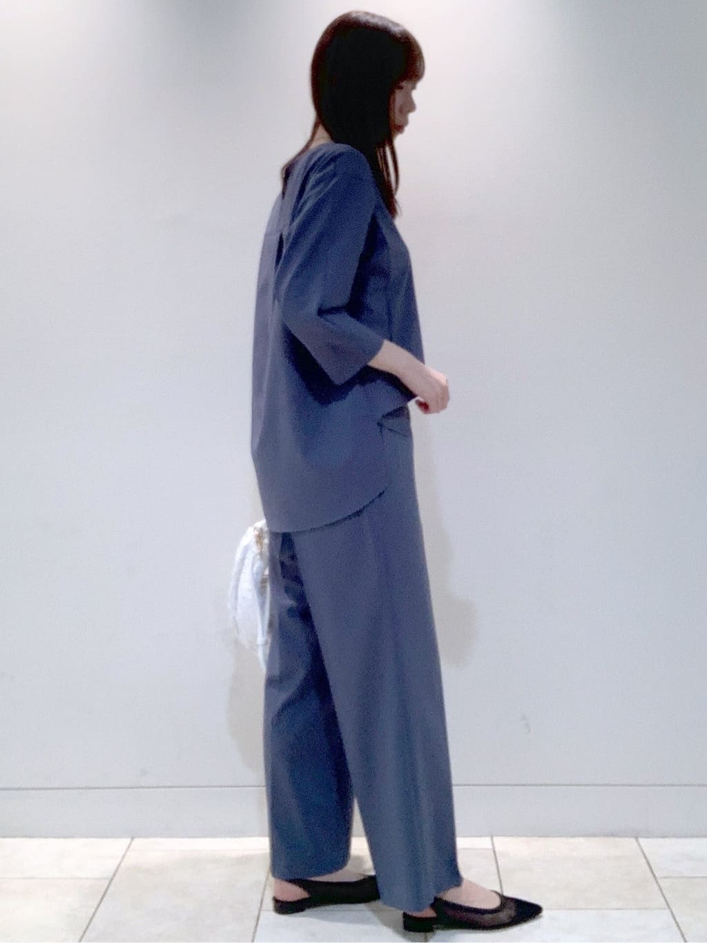 ヤマグチさんの「Reflect｜◆【マシンウォッシュ可／セットアップ可能】ドルマンスリーブVネックブラウス」を使ったコーディネート