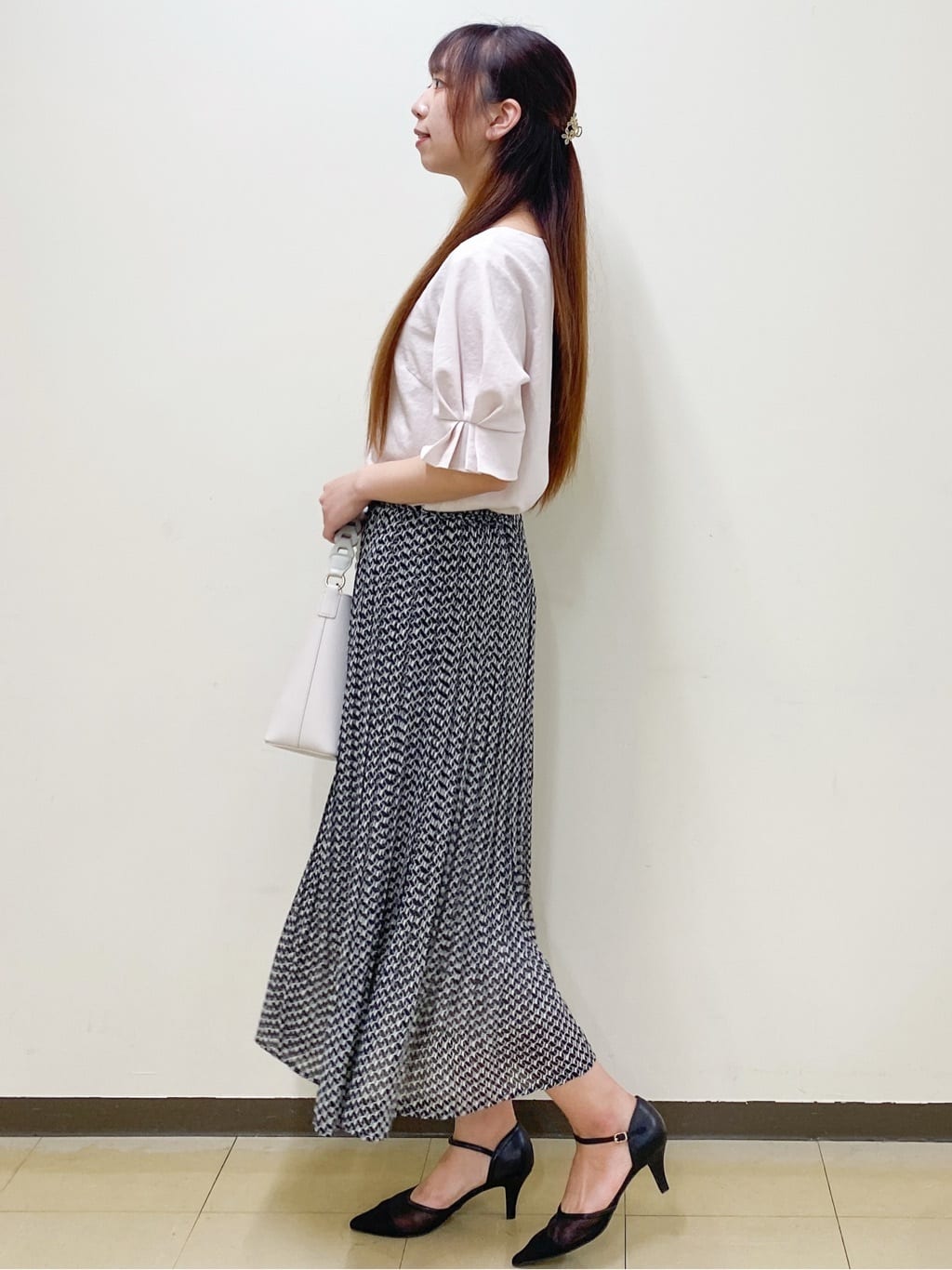 yurinaさんの「index｜《8色展開／XS-LLサイズ》タックパフスリーブブラウス【洗濯機洗い可／吸水速乾／防シワ／抗ピル】」を使ったコーディネート