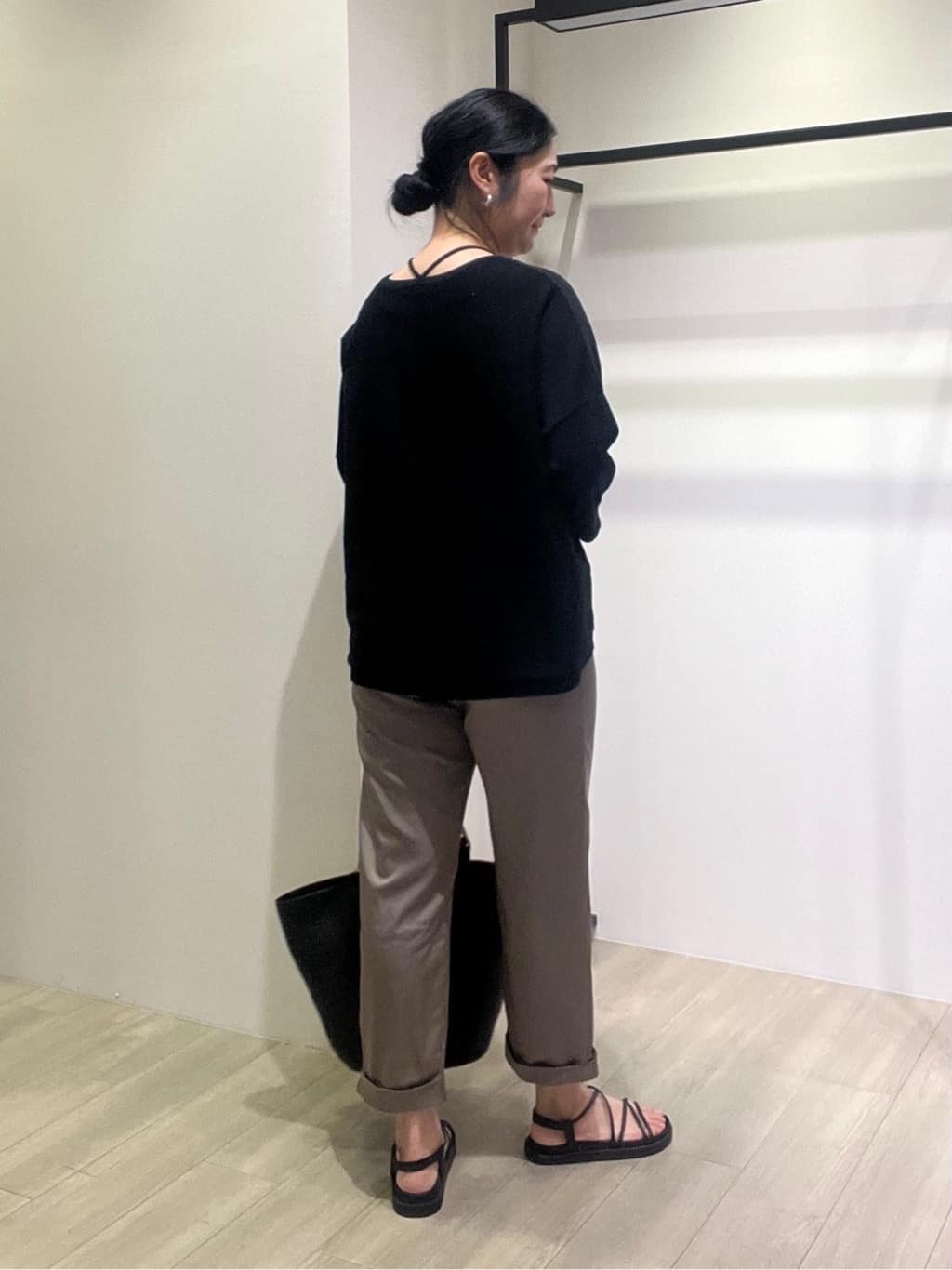TOMOMIさんの「INDIVI｜【90cm四方】ボタニカル柄大判スカーフ」を使ったコーディネート