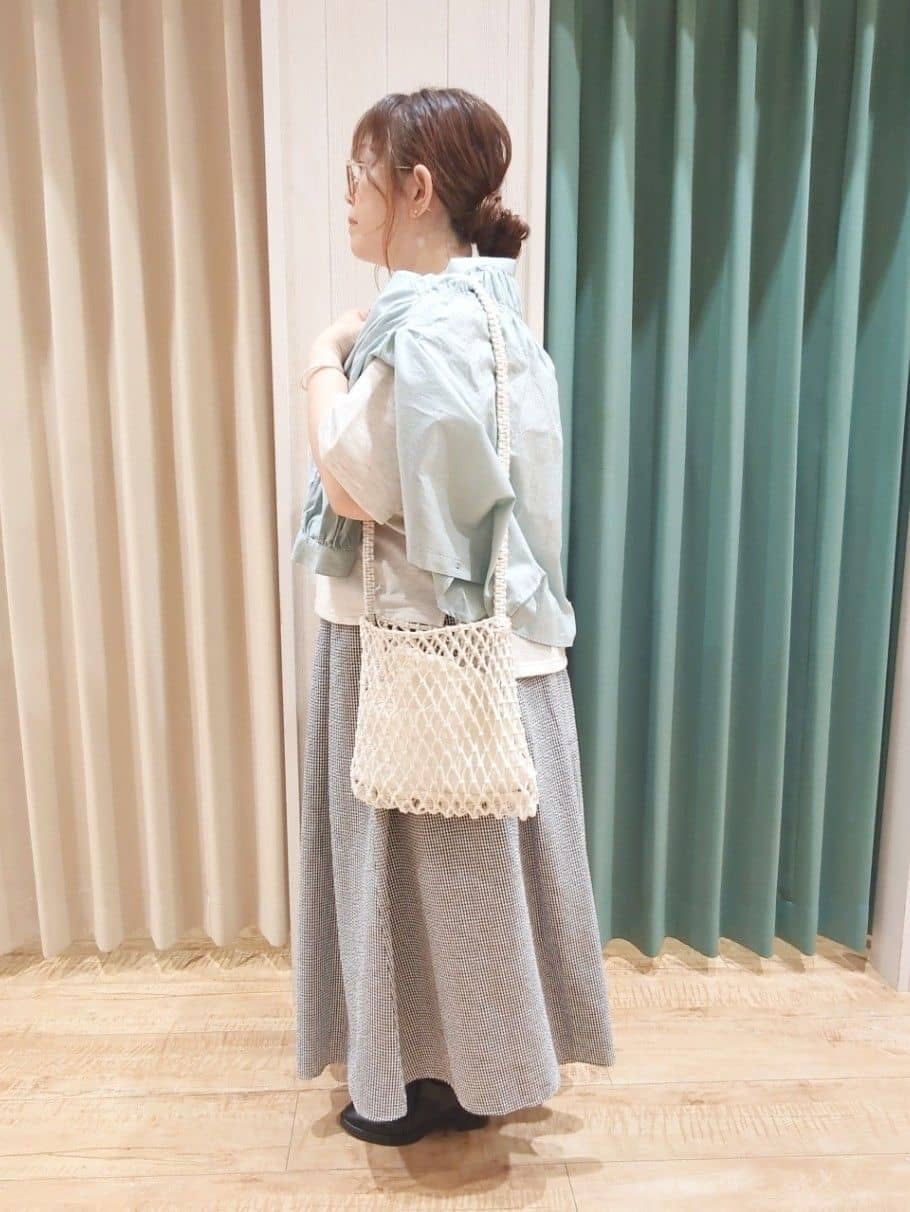 タガさんの「SHOO･LA･RUE｜◆【洗える】バックギャザーがポイント 綿ワッシャー前開きシャツ」を使ったコーディネート