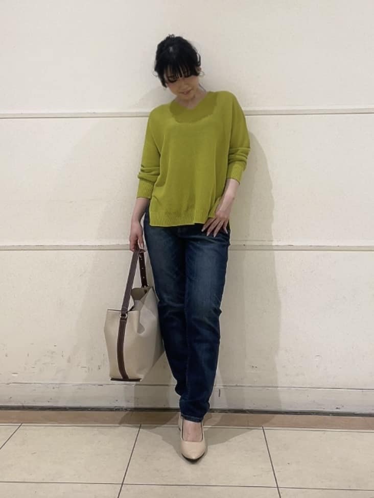 watanabeさんの「UNTITLED｜◆【体型カバー/清涼感】サイドスリット Vネックニット」を使ったコーディネート