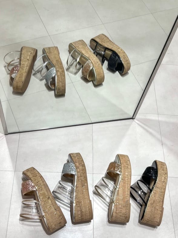 yumiさんの「ESPERANZA｜グリッター&times;クリアベルト 厚底コルクサンダル」を使ったコーディネート