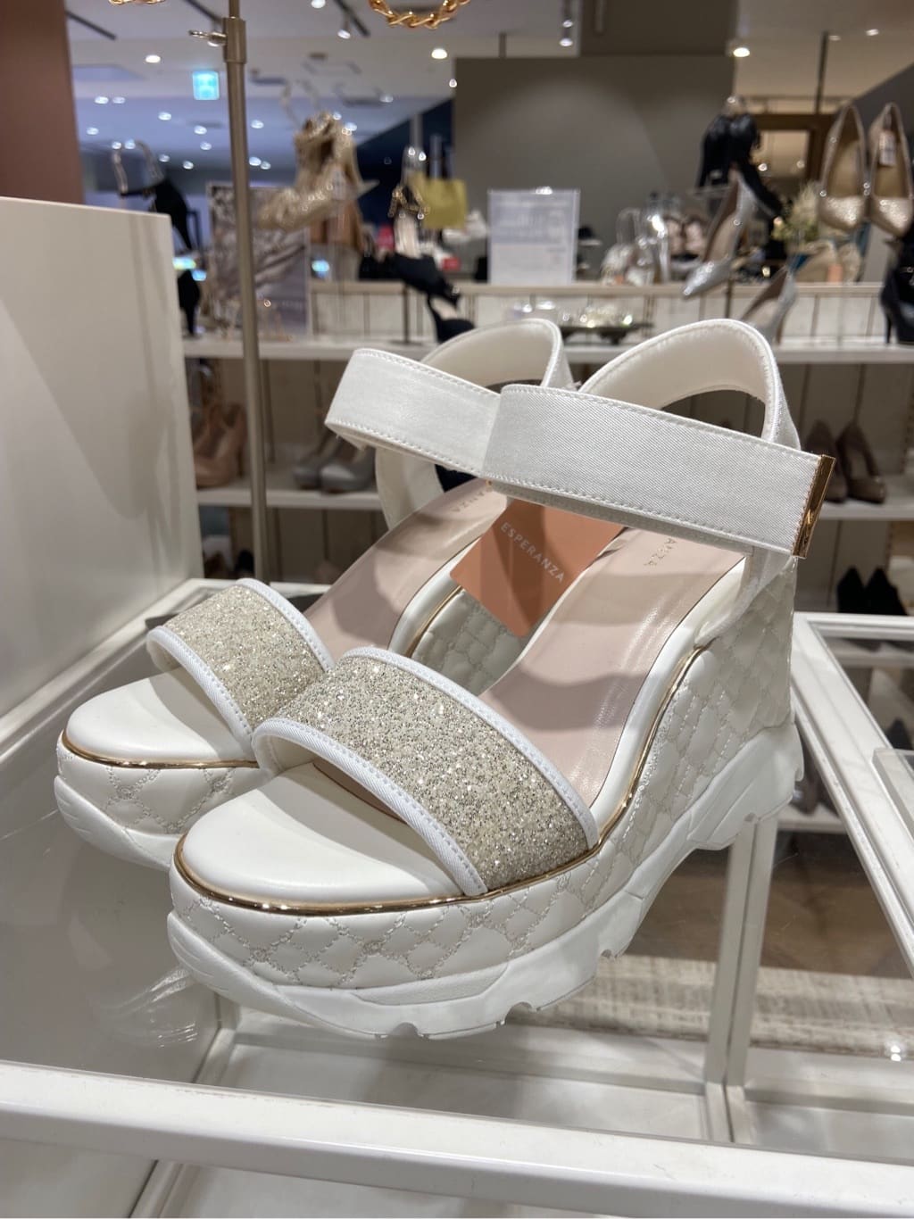 ECCOさんの「ESPERANZA｜キルティングウェッジソールスポサン」を使ったコーディネート
