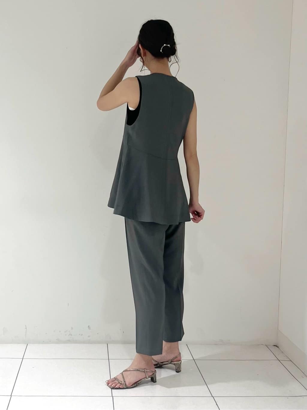 shioriさんの「INDIVI｜【接触冷感／セットアップ対応】イージーテーパードパンツ【通勤・セレモニー】」を使ったコーディネート