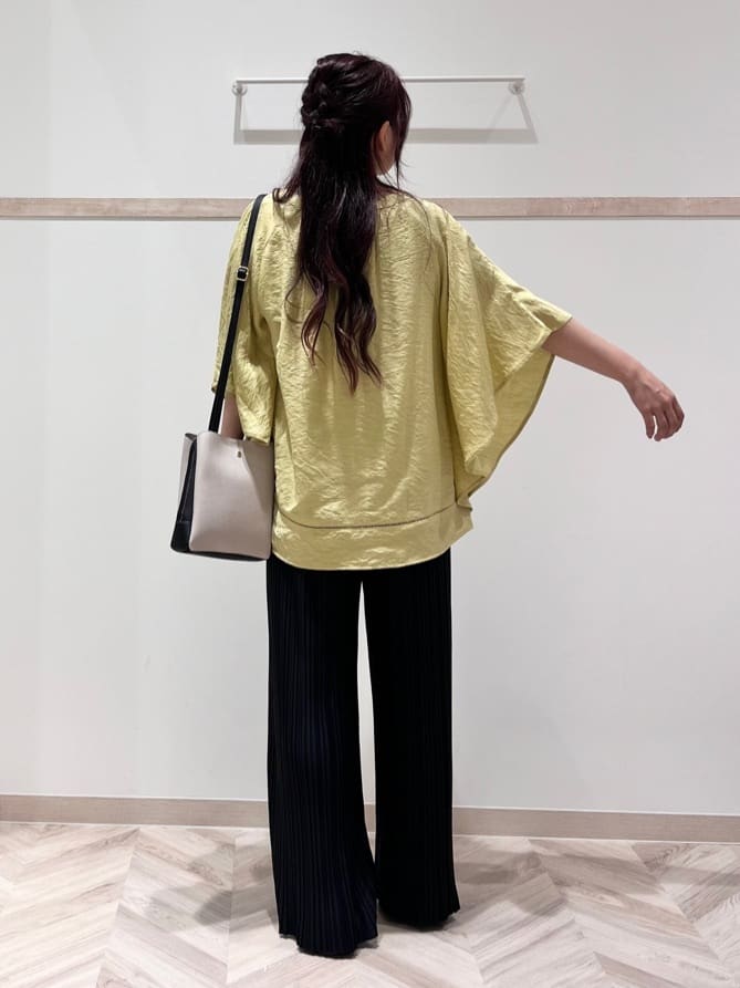 nanaさんの「SHOO･LA･RUE｜◆【洗える/ひんやり】涼しく体型カバー お袖フレア ドレープブラウス」を使ったコーディネート
