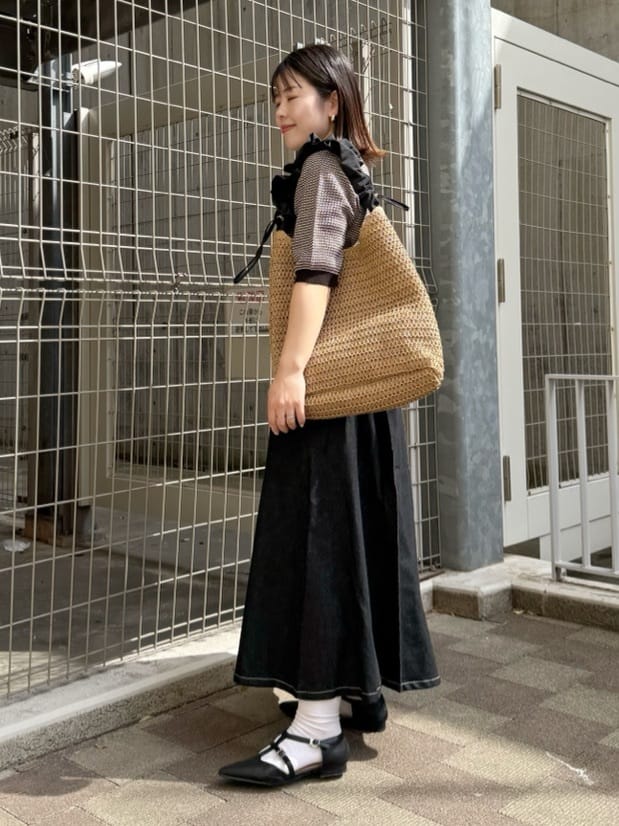 chさんの「THE SHOP TK｜シーズンレスで使える デニムタックスカート/洗える」を使ったコーディネート