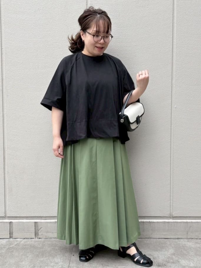 naomiさんの「OPAQUE.CLIP｜◆バックフハクドッキングAラインカットソー【洗濯機洗い可】」を使ったコーディネート