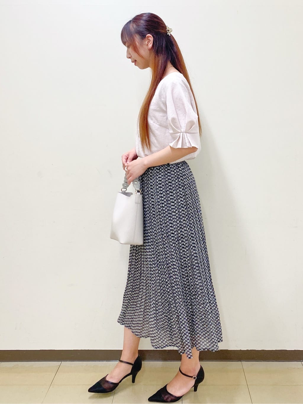 yurinaさんの「index｜《8色展開／XS-LLサイズ》タックパフスリーブブラウス【洗濯機洗い可／吸水速乾／防シワ／抗ピル】」を使ったコーディネート