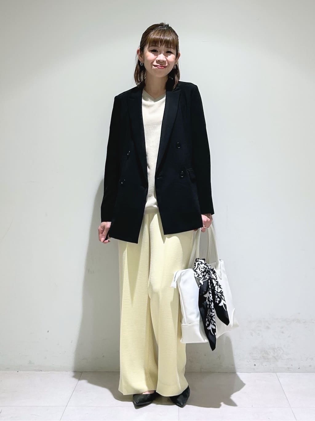 tsuyuさんの「INDIVI｜【90cm四方】ボタニカル柄大判スカーフ」を使ったコーディネート