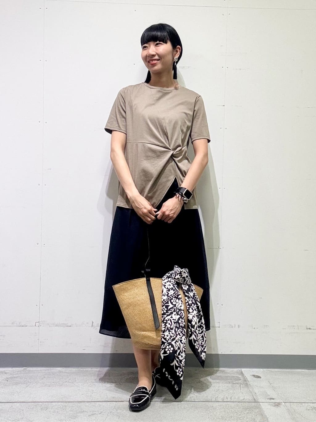 naoさんの「INDIVI｜【90cm四方】ボタニカル柄大判スカーフ」を使ったコーディネート