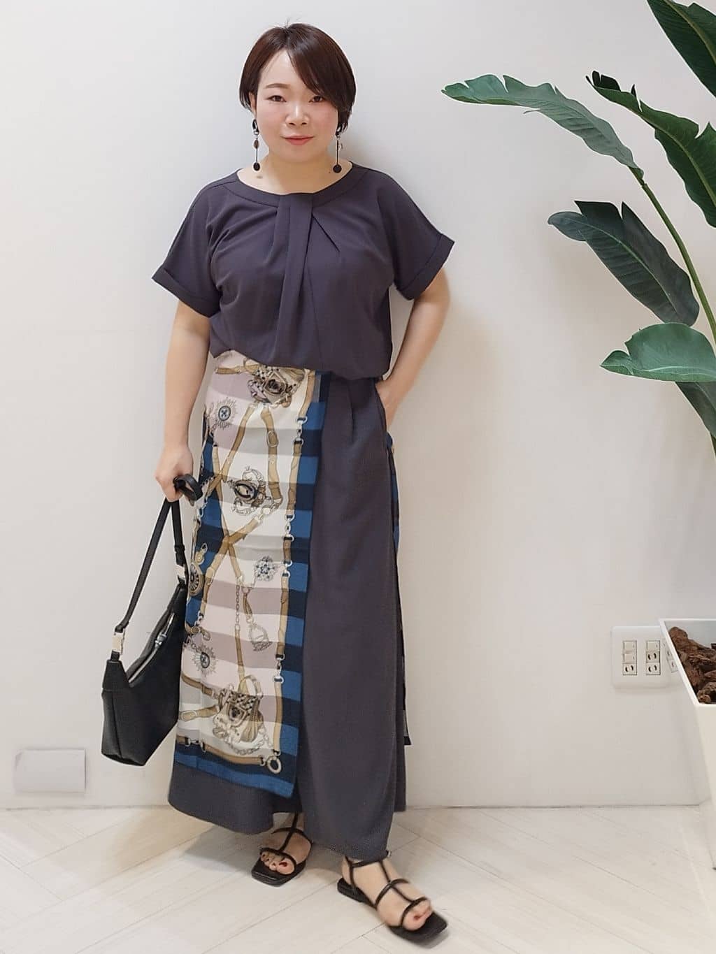 s u g iさんの「UNTITLED｜【手洗い／88cm正方形】シアー素材チェーン柄スカーフ」を使ったコーディネート