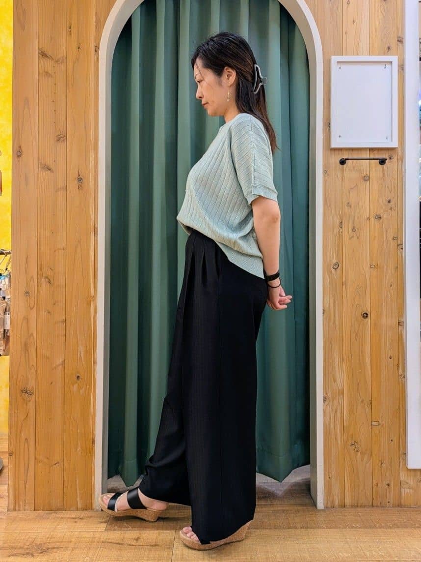 ショーコラさんの「SHOO･LA･RUE｜◆【二の腕カバー】さりげないラメが上品見え リブドルマンニット」を使ったコーディネート