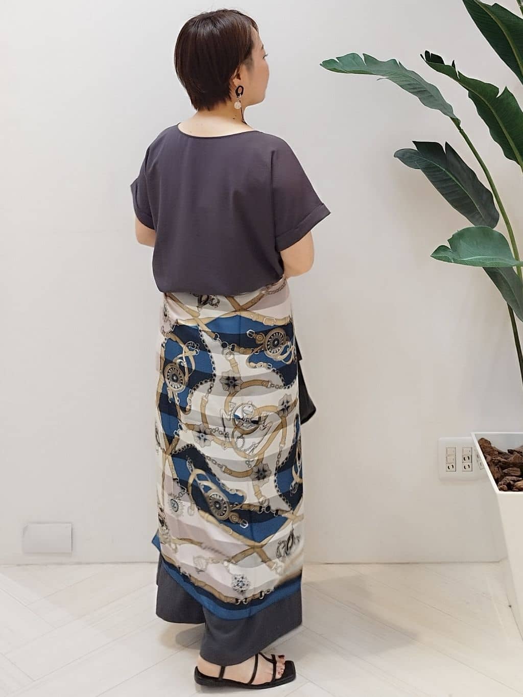 s u g iさんの「UNTITLED｜【手洗い／88cm正方形】シアー素材チェーン柄スカーフ」を使ったコーディネート