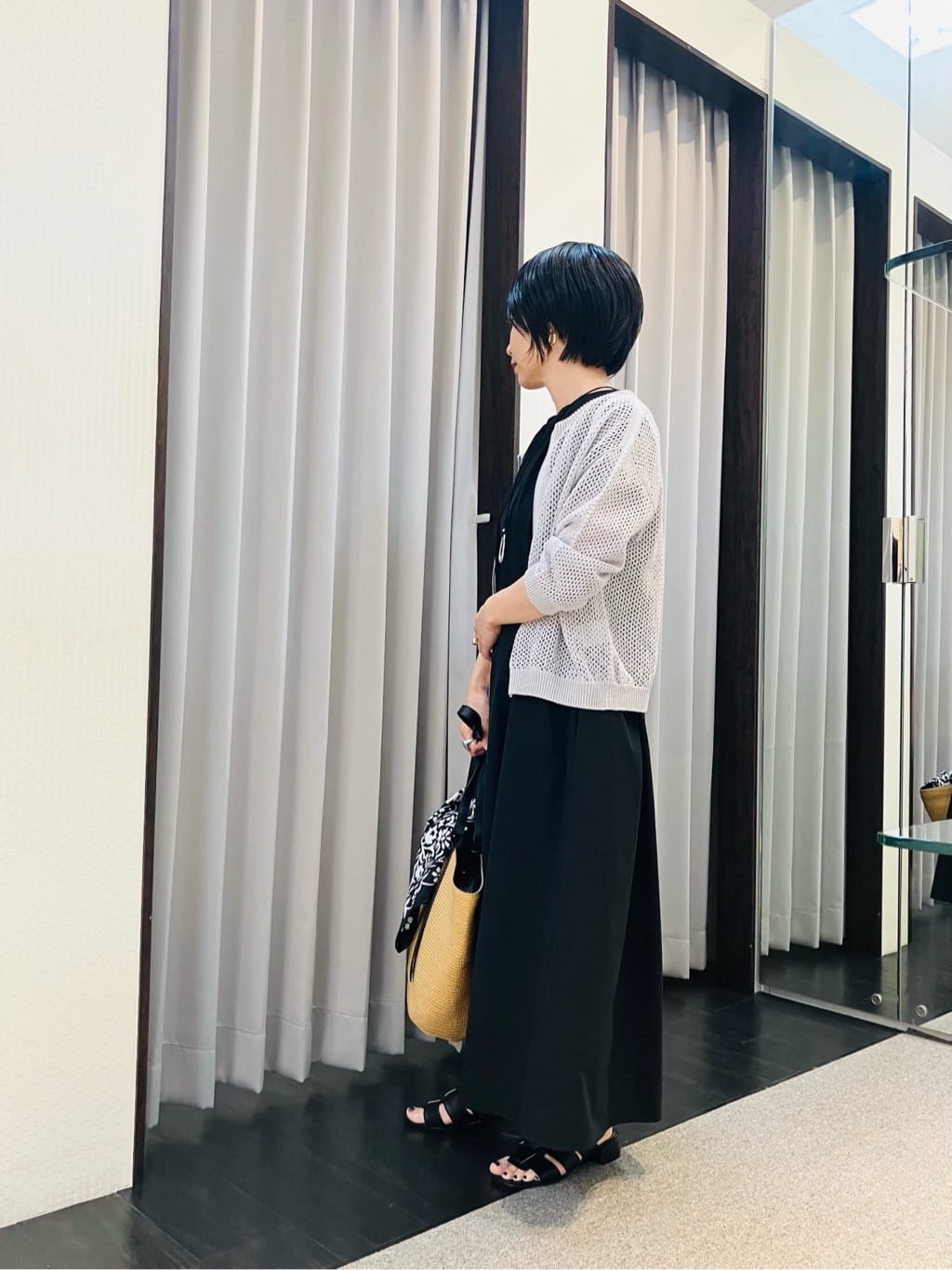 AYAさんの「INDIVI｜【90cm四方】ボタニカル柄大判スカーフ」を使ったコーディネート