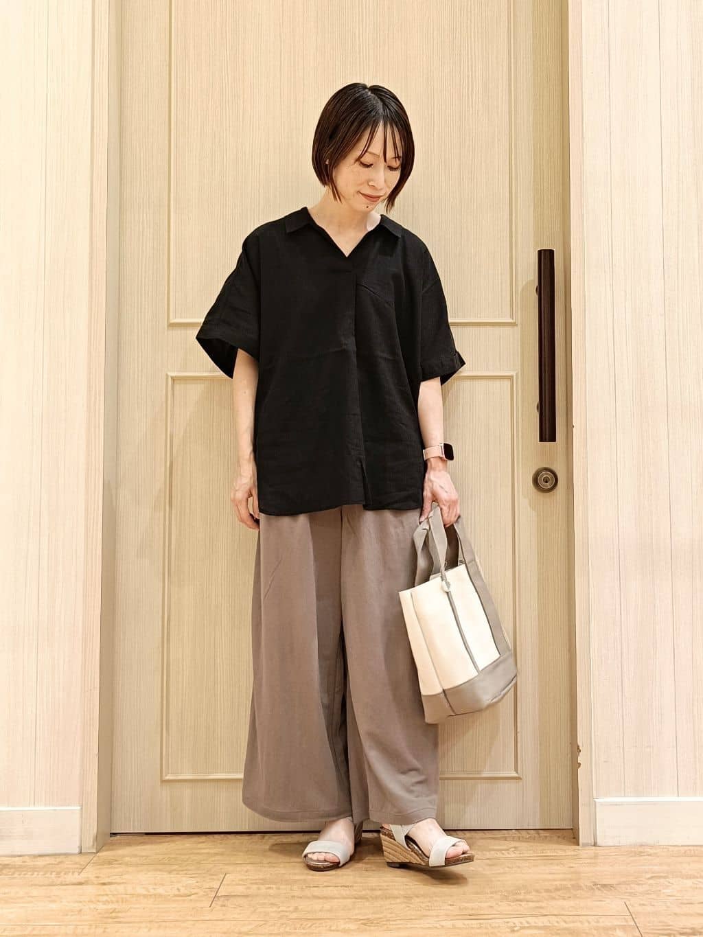 manikoさんの「SHOO･LA･RUE｜【S-LL/UV/接触冷感/抗菌防臭】体型を自然にカバー フレンチリネンブレンド襟付ドルマンシャツ」を使ったコーディネート