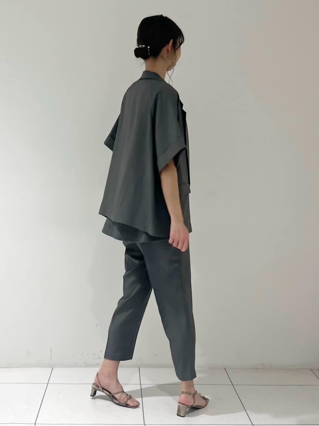 shioriさんの「INDIVI｜【接触冷感／セットアップ対応】イージーテーパードパンツ【通勤・セレモニー】」を使ったコーディネート