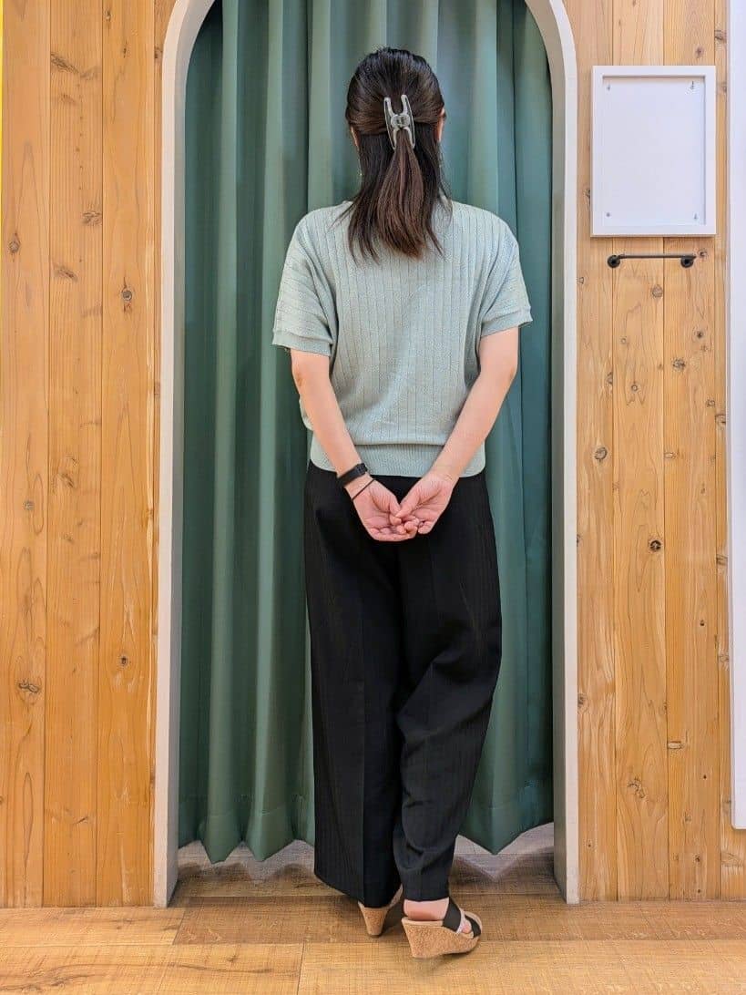 ショーコラさんの「SHOO･LA･RUE｜◆【二の腕カバー】さりげないラメが上品見え リブドルマンニット」を使ったコーディネート