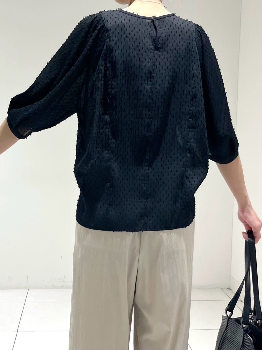 shioriさんの「INDIVI｜【90cm四方】ボタニカル柄大判スカーフ」を使ったコーディネート