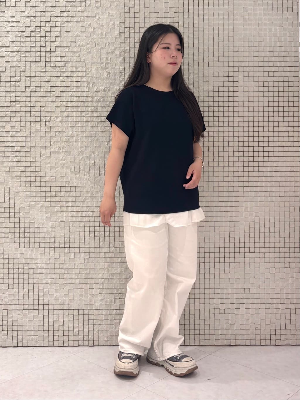 MEGUMIさんの「INDIVI｜【褒められデニム】ワイドストレート デニムパンツ」を使ったコーディネート