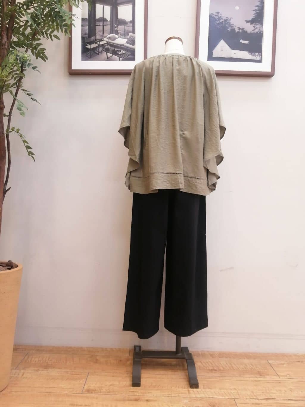 maiさんの「SHOO･LA･RUE｜◆【洗える/ひんやり】涼しく体型カバー お袖フレア ドレープブラウス」を使ったコーディネート
