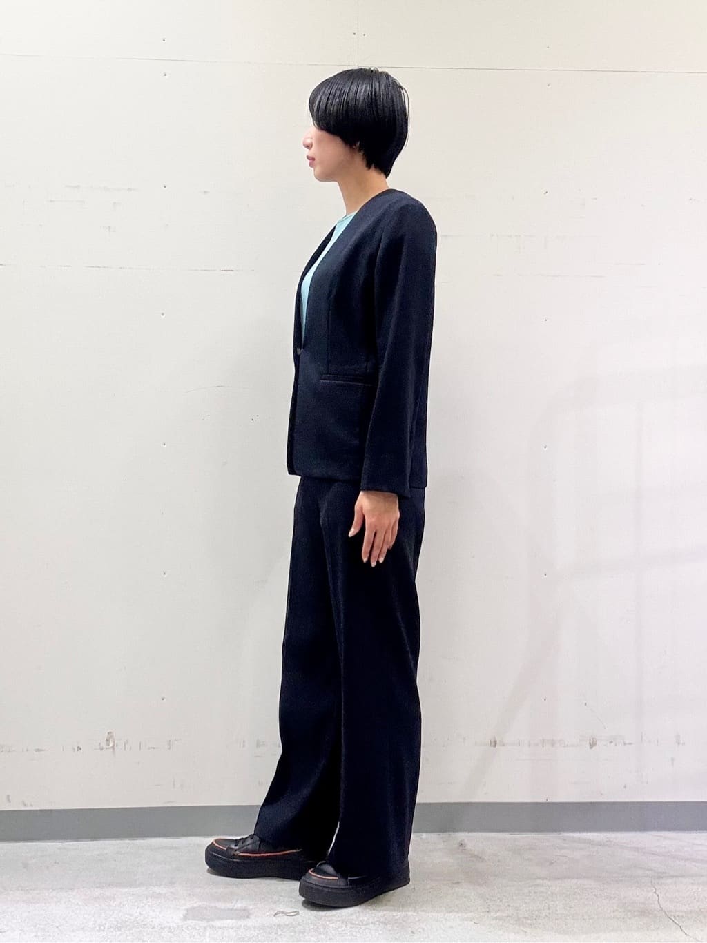 naoさんの「INDIVI｜【90cm四方】ボタニカル柄大判スカーフ」を使ったコーディネート