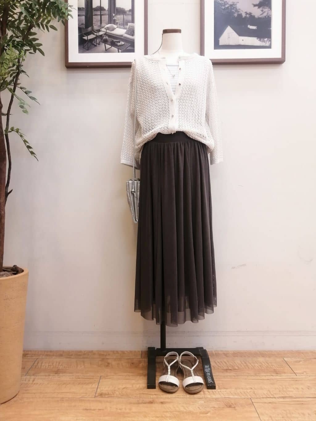 maiさんの「SHOO･LA･RUE｜◆【洗える/S-LL】色違いで揃えたい テレコリブタンクトップ」を使ったコーディネート