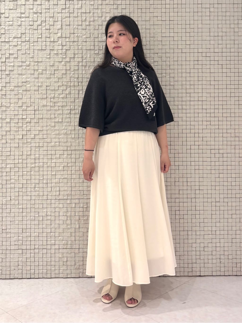 MEGUMIさんの「INDIVI｜【90cm四方】ボタニカル柄大判スカーフ」を使ったコーディネート