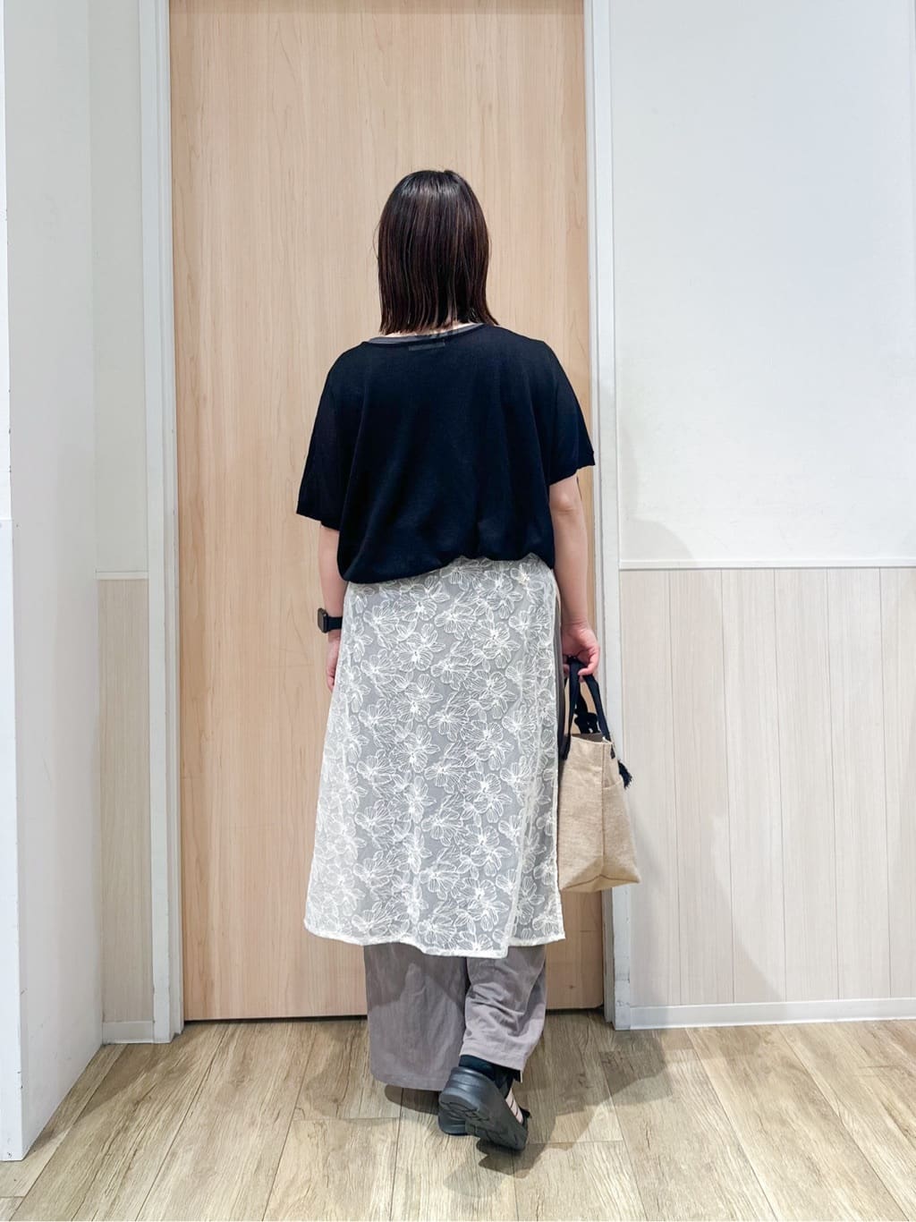 mimoさんの「SHOO･LA･RUE｜◆【2点セット】インせず着られるシアーニット＋タンクトップ」を使ったコーディネート