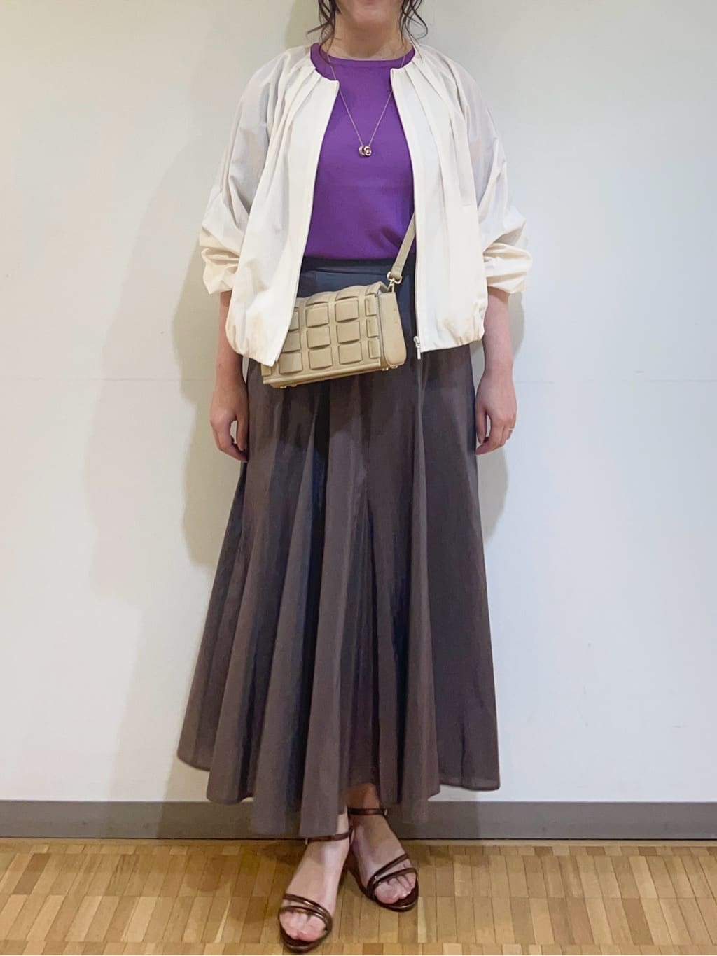 フナキさんの「UNTITLED｜◆【春の軽羽織り】ボリューム袖 ノーカラーブルゾン」を使ったコーディネート