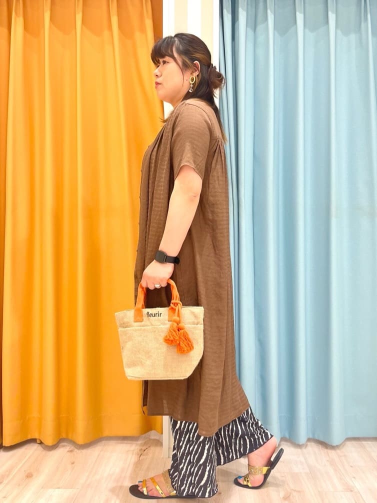 TUMU-TUMUさんの「SHOO･LA･RUE｜◆さらさら ドビーギャザー シャツワンピース」を使ったコーディネート