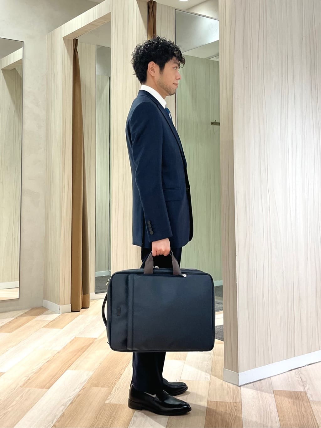 URAさんの「TAKEO KIKUCHI｜【Three by Three】シャイニーシャークピンヘッド スーツ/3ピース対応可」を使ったコーディネート