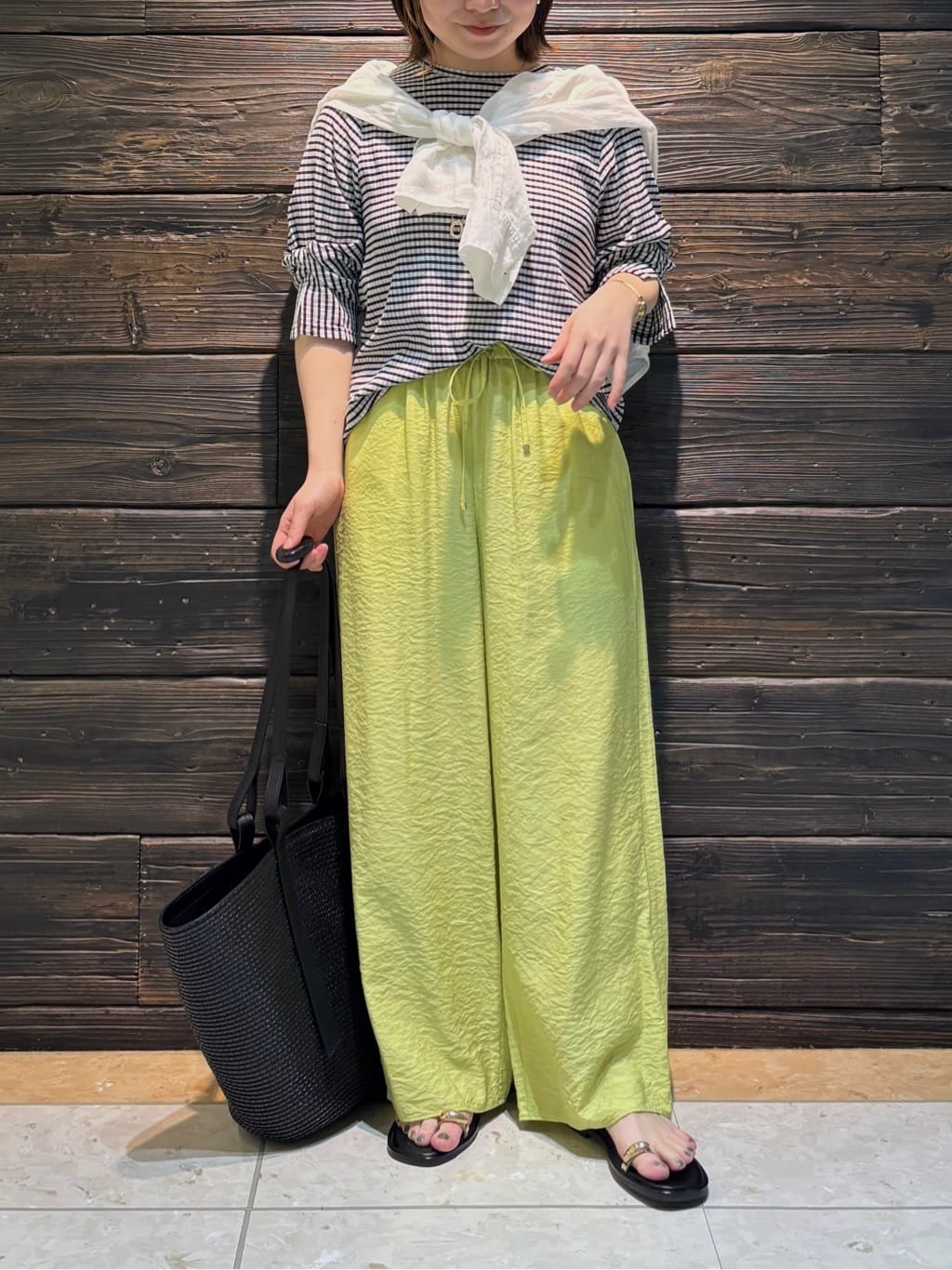 sakuさんの「INDIVI｜【洗える／UVケア／SETUP可能】ドロストワイドパンツ」を使ったコーディネート
