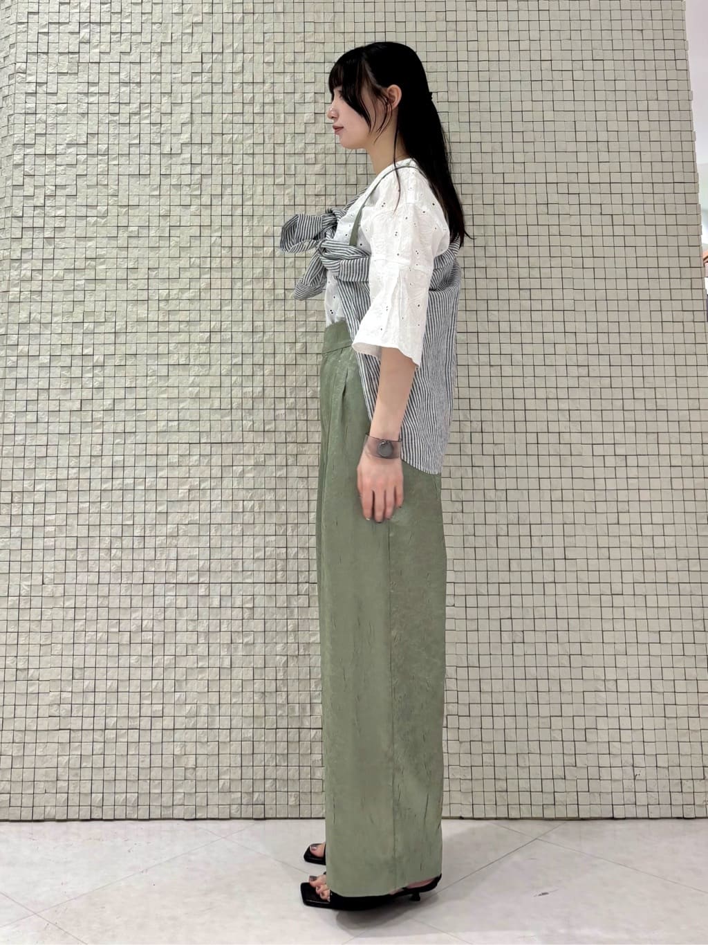 ibukiさんの「INDIVI｜◆【洗える】フラワーカット刺繍フレアスリーブブラウス」を使ったコーディネート