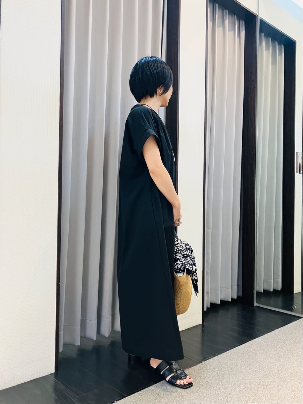 AYAさんの「INDIVI｜【90cm四方】ボタニカル柄大判スカーフ」を使ったコーディネート