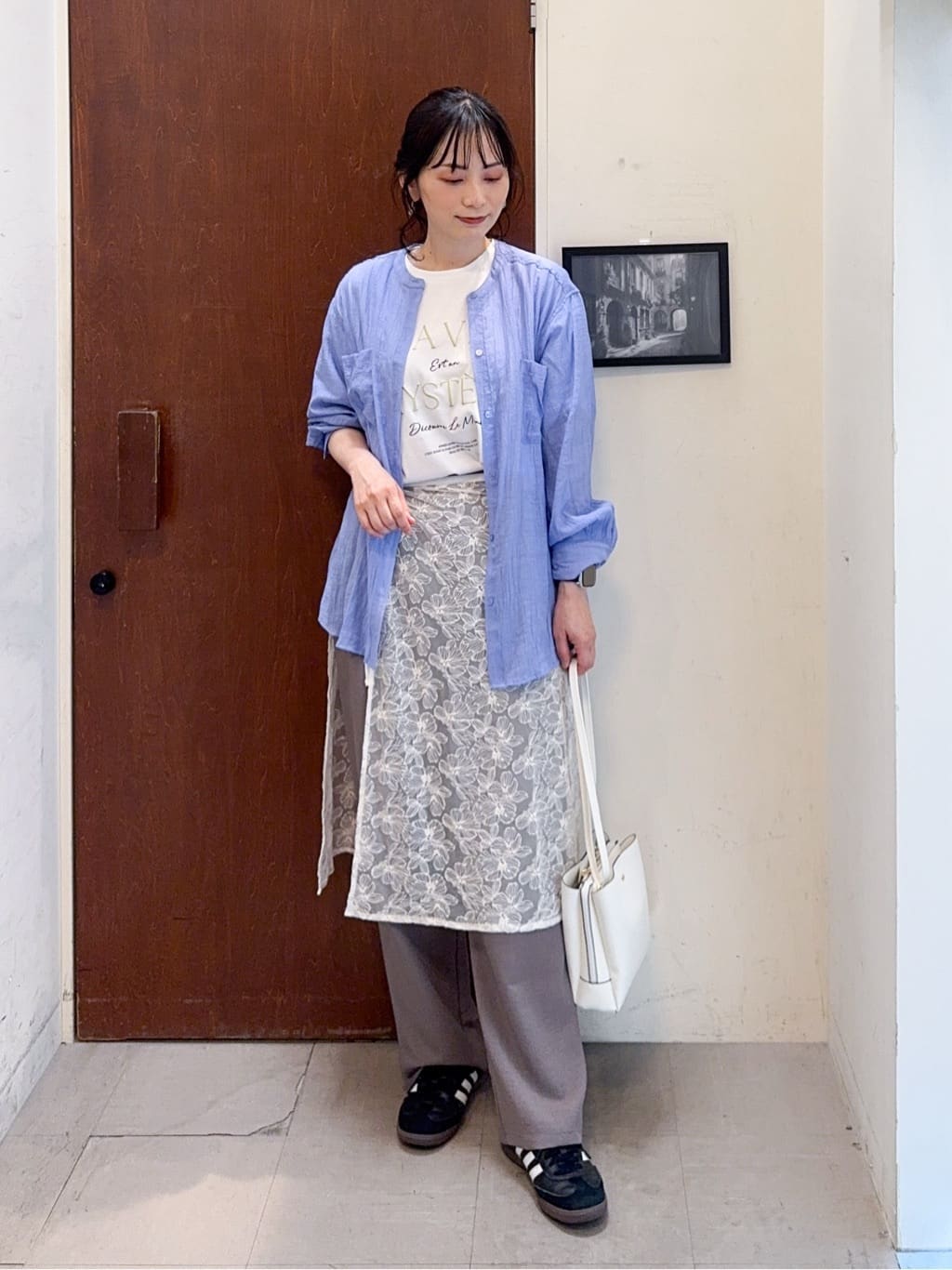 𝐇𝐢𝐫𝐨𝐦𝐢さんの「SHOO･LA･RUE｜【S-LL/ひんやり/UV】ぷっくりラメプリントロゴTシャツ」を使ったコーディネート