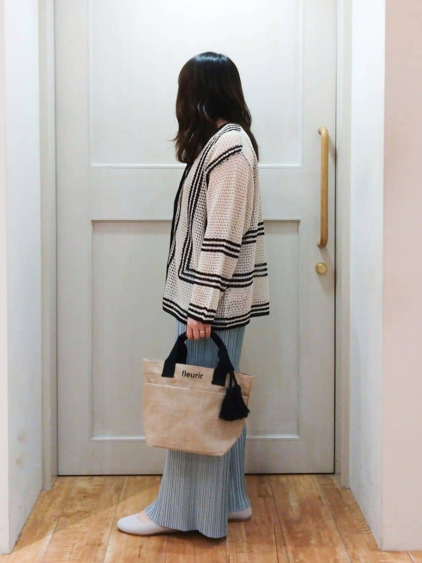 みーさんの「SHOO･LA･RUE｜◆レースのような編み柄が上品 Vネックカーディガン」を使ったコーディネート