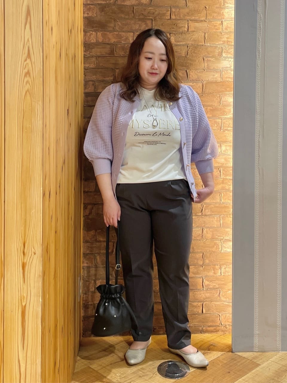 Risaさんの「SHOO･LA･RUE｜【S-LL/ひんやり/UV】ぷっくりラメプリントロゴTシャツ」を使ったコーディネート