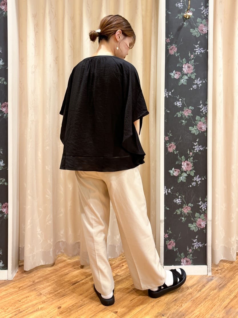 りぃさんの「SHOO･LA･RUE｜◆【洗える/ひんやり】涼しく体型カバー お袖フレア ドレープブラウス」を使ったコーディネート